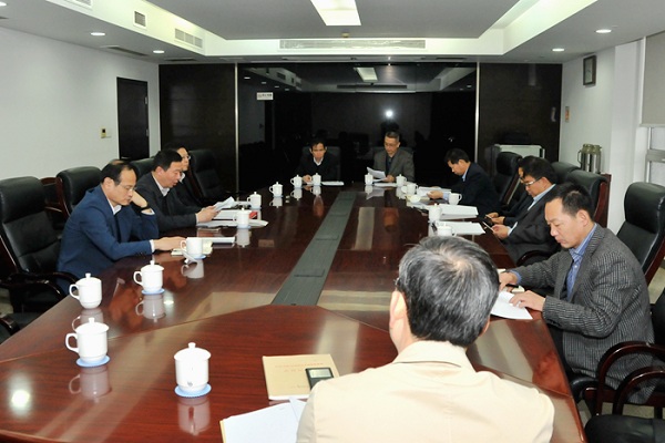 省住房城鄉(xiāng)建設(shè)廳黨組書記顧小平主持召開廳黨組會議，專題學習黨的十八屆六中全會精神